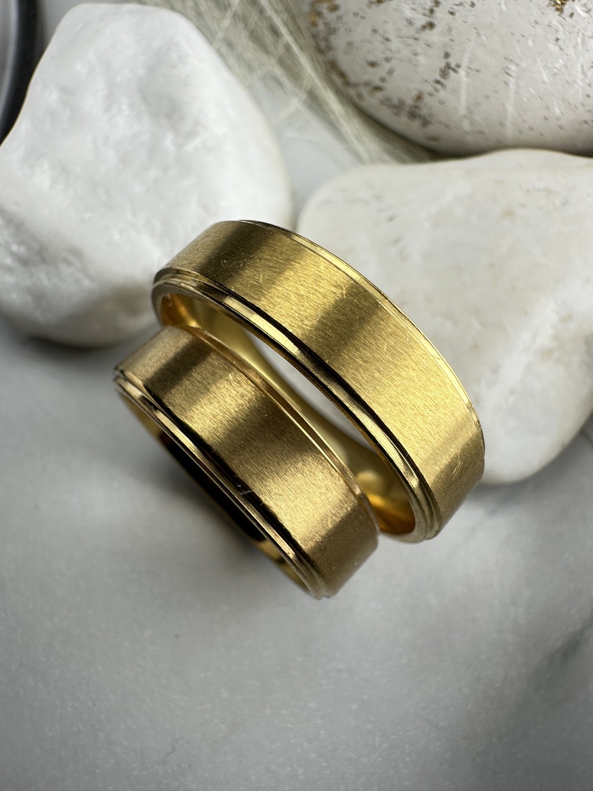 Βέρες από Ανοξείδωτο Ατσάλι – Χρυσές με Ματ Φινίρισμα & Γυαλιστερές Άκρες (ΚΩΔ:55733) | Kosmimatomania.gr Βέρες από Ανοξείδωτο Ατσάλι – Χρυσές με Ματ Φινίρισμα & Γυαλιστερές Άκρες (ΚΩΔ:55733) | Kosmimatomania.gr