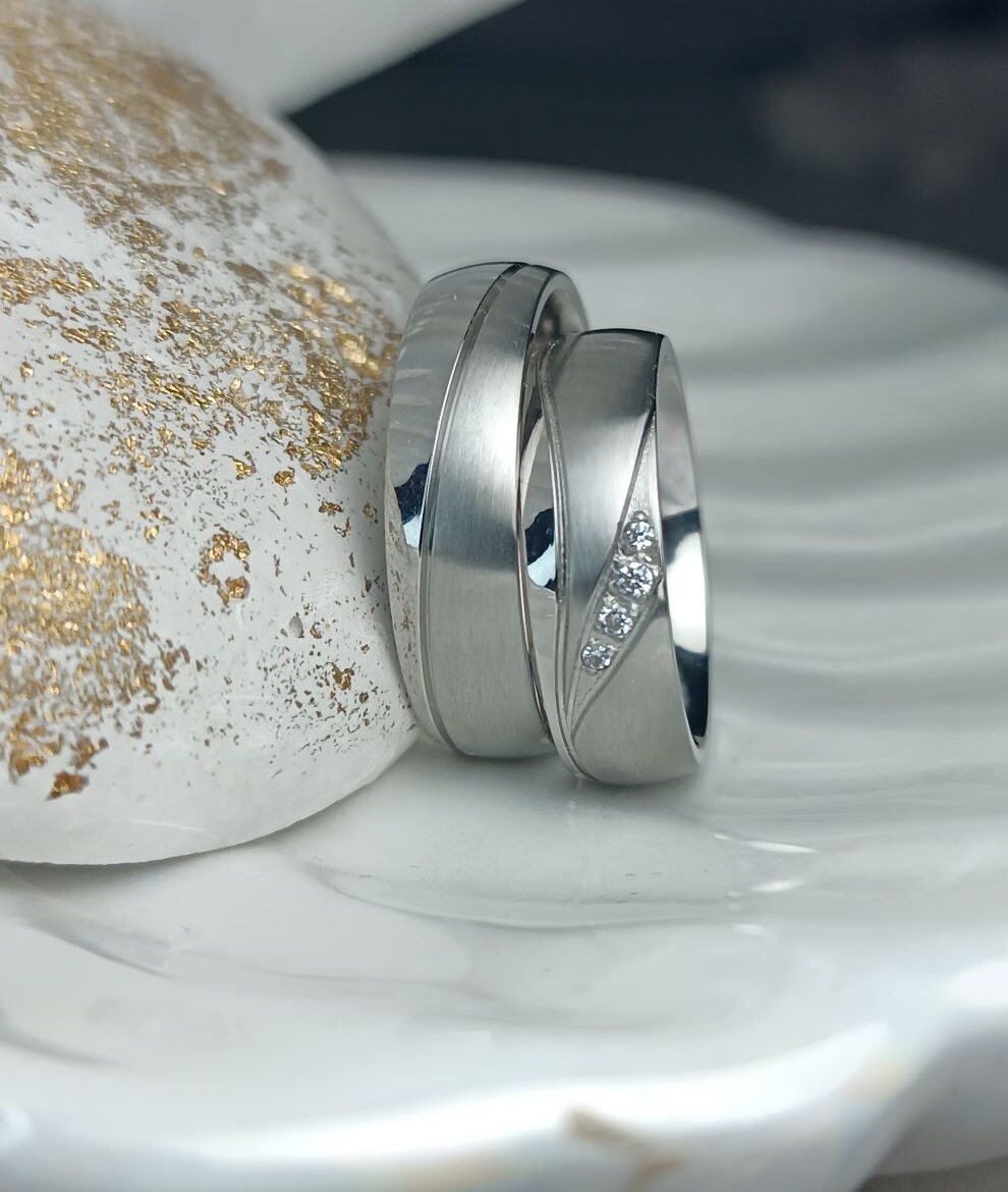 Βέρες γάμου Ασημί από Ατσάλι με Ματ & Λουστρέ – Γυναικεία με Στρας (ΚΩΔ:22147) | Kosmimatomania Βέρες γάμου Ασημί από Ατσάλι με Ματ & Λουστρέ – Γυναικεία με Στρας (ΚΩΔ:22147) | Kosmimatomania