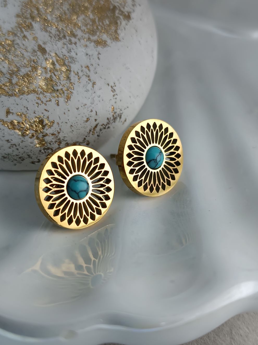 Σκουλαρίκια Στρογγυλά με Σκάλισμα Λουλουδιού & Τιρκουάζ Μπίλια (ΚΩΔ:99155) | Boho Κομψότητα | Kosmimatomania.gr Σκουλαρίκια Στρογγυλά με Σκάλισμα Λουλουδιού & Τιρκουάζ Μπίλια (ΚΩΔ:99155) | Boho Κομψότητα | Kosmimatomania.gr