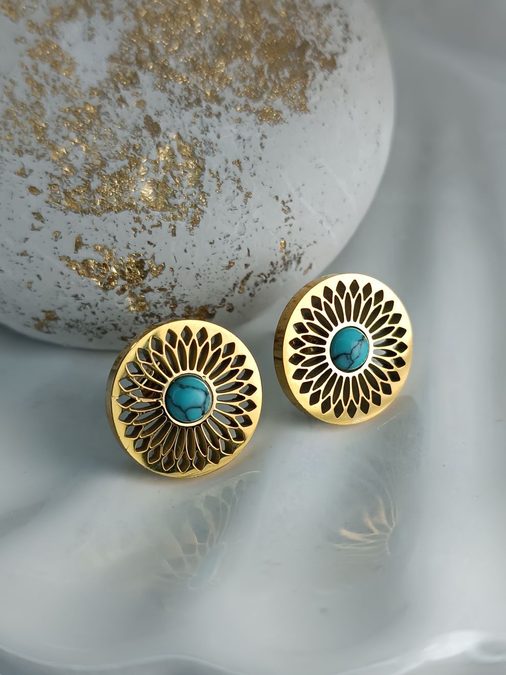 Σκουλαρίκια Στρογγυλά με Σκάλισμα Λουλουδιού & Τιρκουάζ Μπίλια (ΚΩΔ:99155) | Boho Κομψότητα | Kosmimatomania.gr Σκουλαρίκια Στρογγυλά με Σκάλισμα Λουλουδιού & Τιρκουάζ Μπίλια (ΚΩΔ:99155) | Boho Κομψότητα | Kosmimatomania.gr