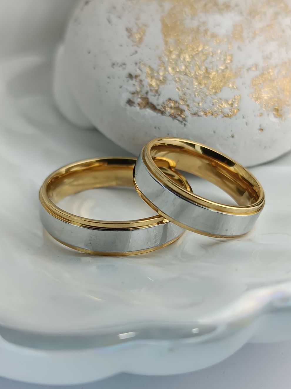 Βέρες Ασήμι Καθρέφτης με Χρυσές Άκρες από Ατσάλι | Κομψές & Ανθεκτικές (ΚΩΔ:00741) | Kosmimatomania.gr Βέρες Ασήμι Καθρέφτης με Χρυσές Άκρες από Ατσάλι | Κομψές & Ανθεκτικές (ΚΩΔ:00741) | Kosmimatomania.gr