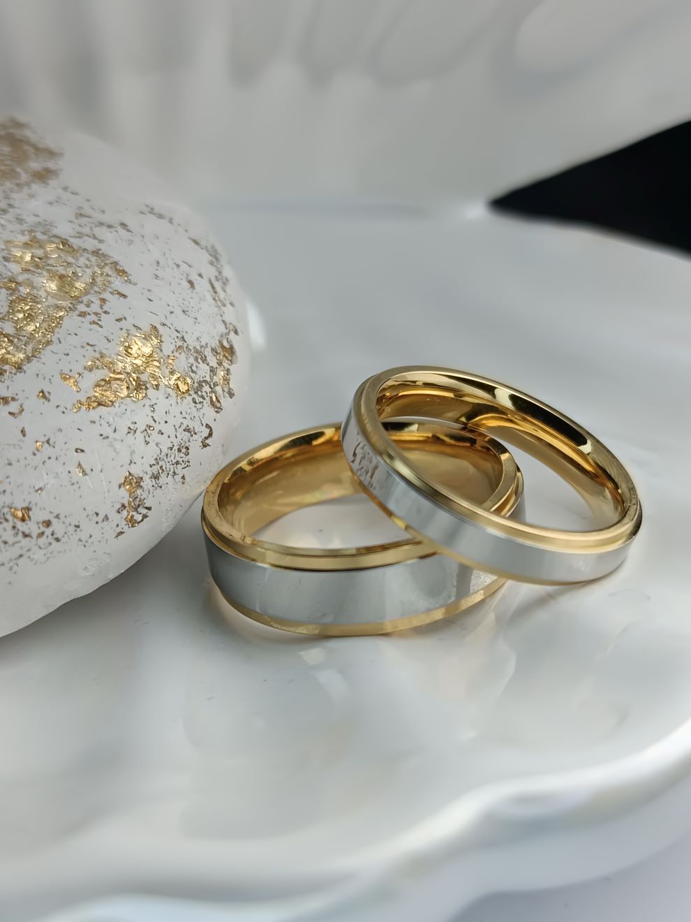 Βέρες Ασήμι Καθρέφτης με Χρυσές Άκρες από Ατσάλι (ΚΩΔ:00742) | Πολυτέλεια & Ανθεκτικότητα | Kosmimatomania.gr Βέρες Ασήμι Καθρέφτης με Χρυσές Άκρες από Ατσάλι (ΚΩΔ:00742) | Πολυτέλεια & Ανθεκτικότητα | Kosmimatomania.gr