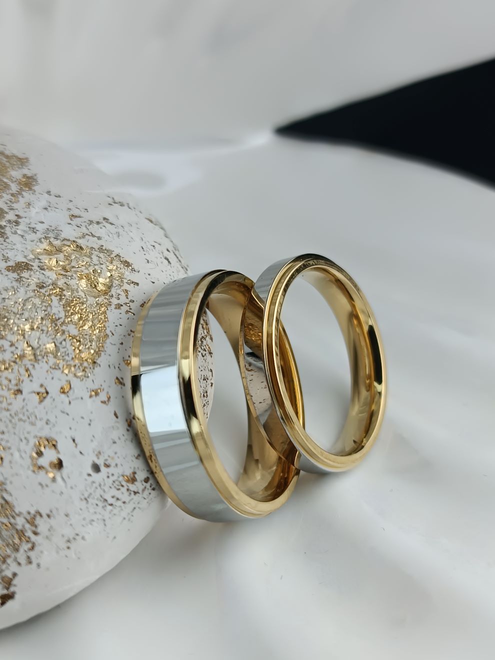 Βέρες Ασήμι Καθρέφτης με Χρυσές Άκρες από Ατσάλι (ΚΩΔ:00742) | Πολυτέλεια & Ανθεκτικότητα | Kosmimatomania.gr Βέρες Ασήμι Καθρέφτης με Χρυσές Άκρες από Ατσάλι (ΚΩΔ:00742) | Πολυτέλεια & Ανθεκτικότητα | Kosmimatomania.gr