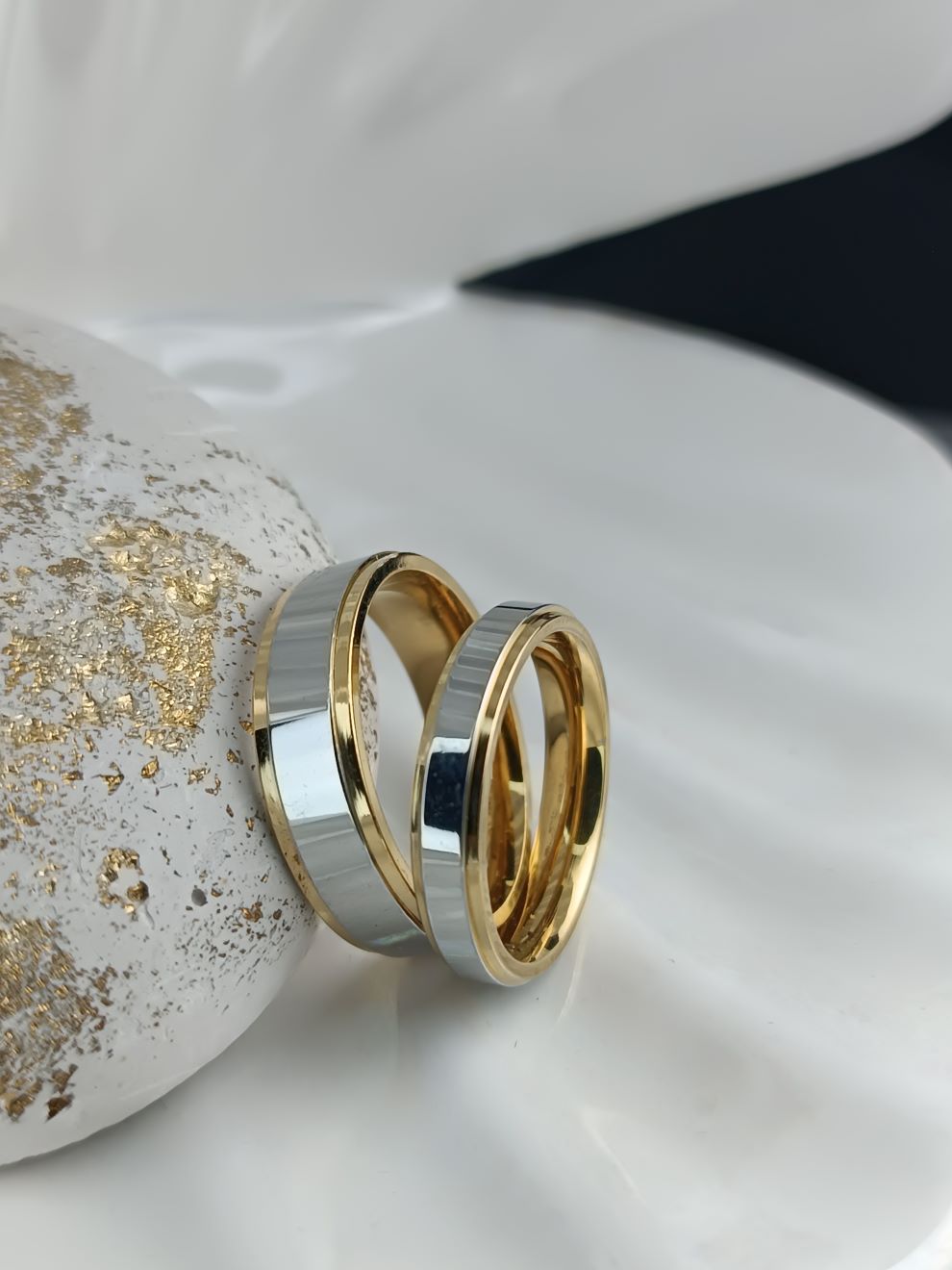 Βέρες Ασήμι Καθρέφτης με Χρυσές Άκρες από Ατσάλι (ΚΩΔ:00742) | Πολυτέλεια & Ανθεκτικότητα | Kosmimatomania.gr Βέρες Ασήμι Καθρέφτης με Χρυσές Άκρες από Ατσάλι (ΚΩΔ:00742) | Πολυτέλεια & Ανθεκτικότητα | Kosmimatomania.gr