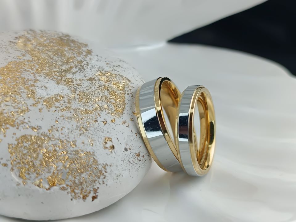 Βέρες Ασήμι Καθρέφτης με Χρυσές Άκρες από Ατσάλι (ΚΩΔ:00742) | Πολυτέλεια & Ανθεκτικότητα | Kosmimatomania.gr Βέρες Ασήμι Καθρέφτης με Χρυσές Άκρες από Ατσάλι (ΚΩΔ:00742) | Πολυτέλεια & Ανθεκτικότητα | Kosmimatomania.gr