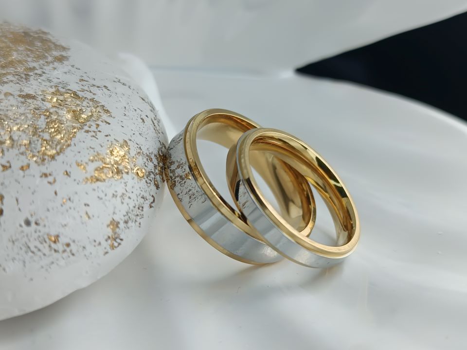 Ανοξείδωτο Ατσάλι: Το Μυστικό Πίσω από τα Κοσμήματα που Διαρκούν για Πάντα