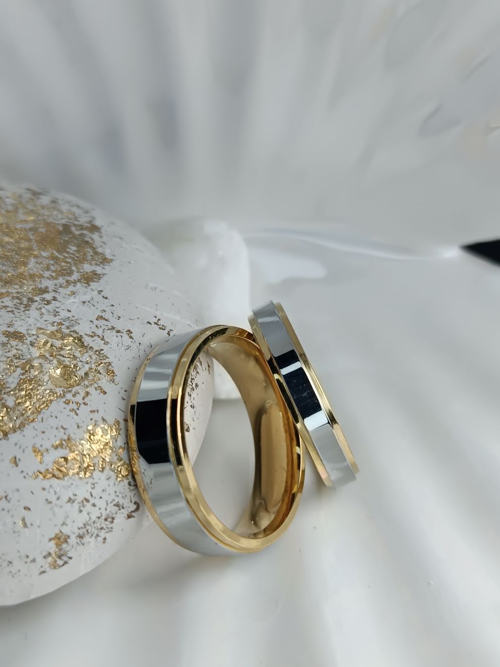 Βέρες Ασήμι Καθρέφτης με Χρυσές Άκρες από Ατσάλι (ΚΩΔ:00742) | Πολυτέλεια & Ανθεκτικότητα | Kosmimatomania.gr Βέρες Ασήμι Καθρέφτης με Χρυσές Άκρες από Ατσάλι (ΚΩΔ:00742) | Πολυτέλεια & Ανθεκτικότητα | Kosmimatomania.gr