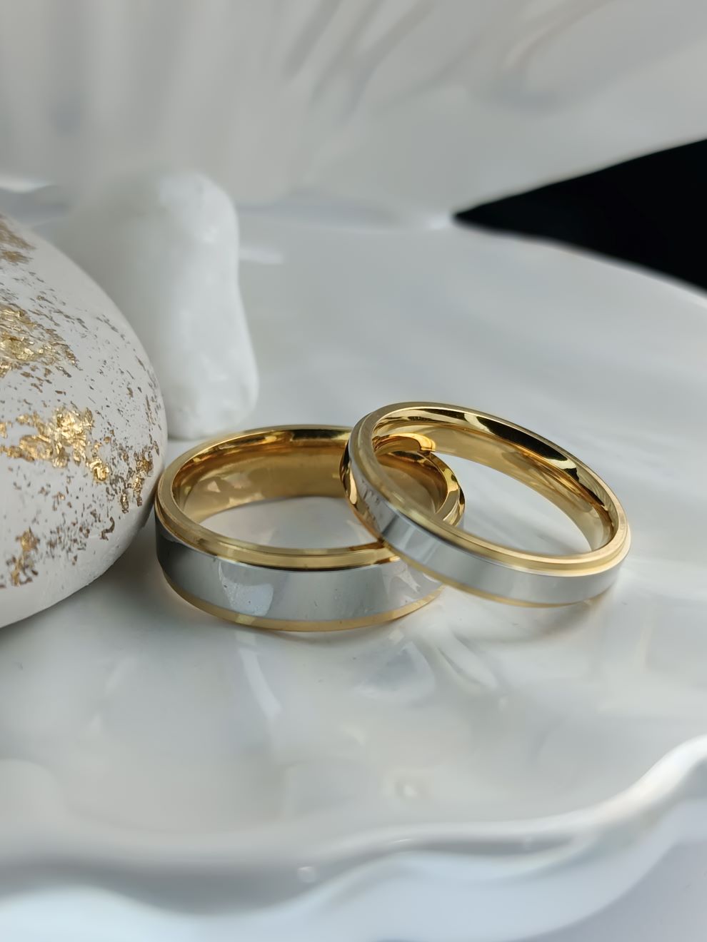 Βέρες Ασήμι Καθρέφτης με Χρυσές Άκρες από Ατσάλι (ΚΩΔ:00742) | Πολυτέλεια & Ανθεκτικότητα | Kosmimatomania.gr Βέρες Ασήμι Καθρέφτης με Χρυσές Άκρες από Ατσάλι (ΚΩΔ:00742) | Πολυτέλεια & Ανθεκτικότητα | Kosmimatomania.gr