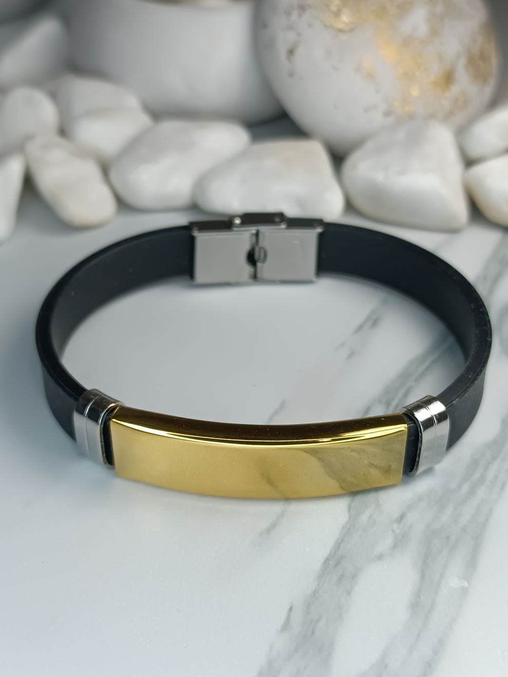 Ανδρικό Βραχιόλι Μαύρο με Λεπτομέρειες από Ατσάλι και Χρυσή Πλάκα (ΚΩΔ:7411)| Μοντέρνο & Κομψό | Kosmimatomania.gr Ανδρικό Βραχιόλι Μαύρο με Λεπτομέρειες από Ατσάλι και Χρυσή Πλάκα (ΚΩΔ:7411)| Μοντέρνο & Κομψό | Kosmimatomania.gr
