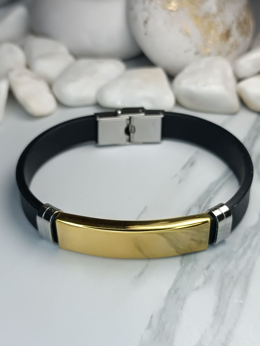 Ανδρικό Βραχιόλι Μαύρο με Λεπτομέρειες από Ατσάλι και Χρυσή Πλάκα (ΚΩΔ:7411)| Μοντέρνο & Κομψό | Kosmimatomania.gr Ανδρικό Βραχιόλι Μαύρο με Λεπτομέρειες από Ατσάλι και Χρυσή Πλάκα (ΚΩΔ:7411)| Μοντέρνο & Κομψό | Kosmimatomania.gr