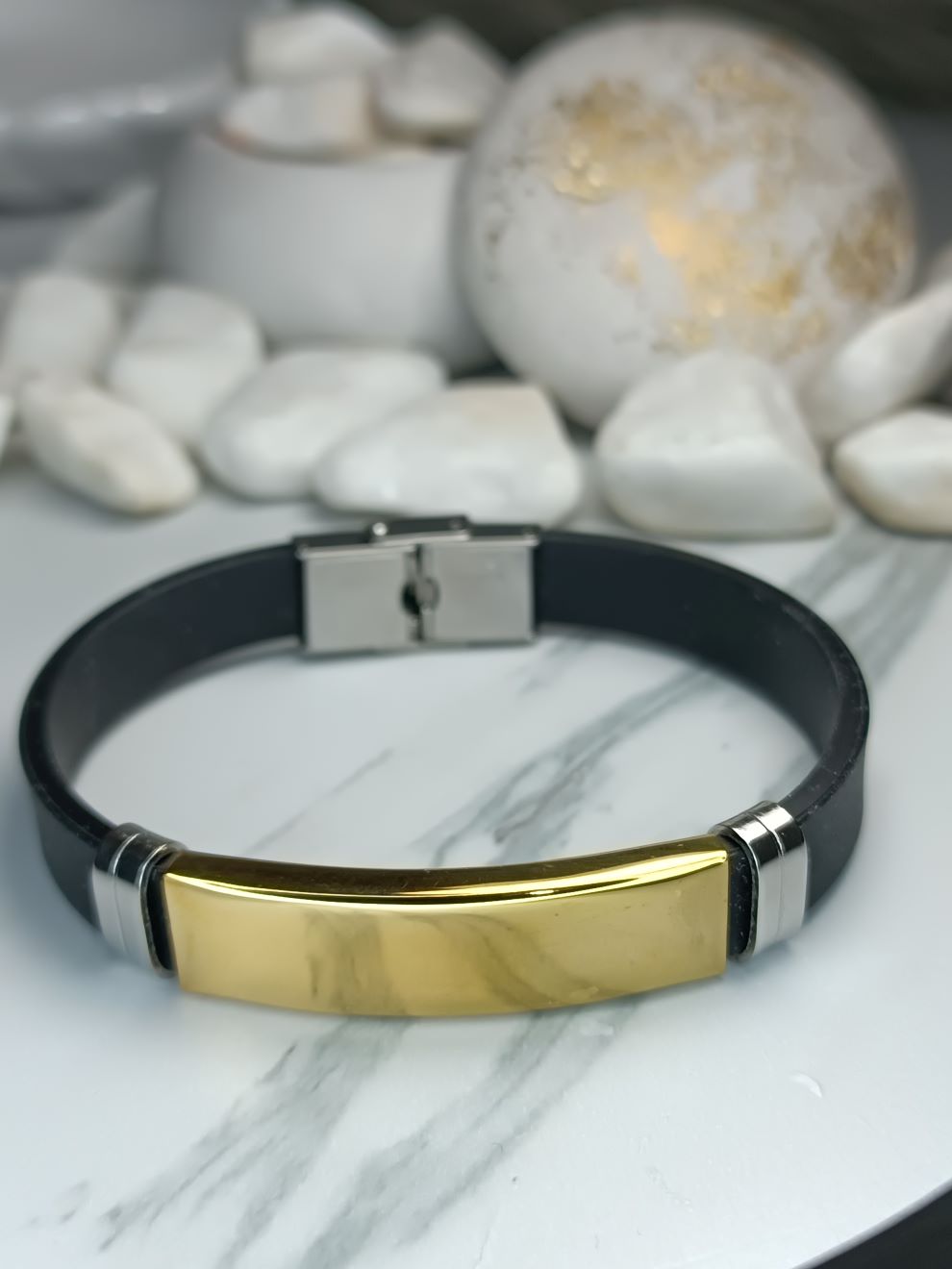 Ανδρικό Βραχιόλι Μαύρο με Λεπτομέρειες από Ατσάλι και Χρυσή Πλάκα (ΚΩΔ:7411)| Μοντέρνο & Κομψό | Kosmimatomania.gr Ανδρικό Βραχιόλι Μαύρο με Λεπτομέρειες από Ατσάλι και Χρυσή Πλάκα (ΚΩΔ:7411)| Μοντέρνο & Κομψό | Kosmimatomania.gr