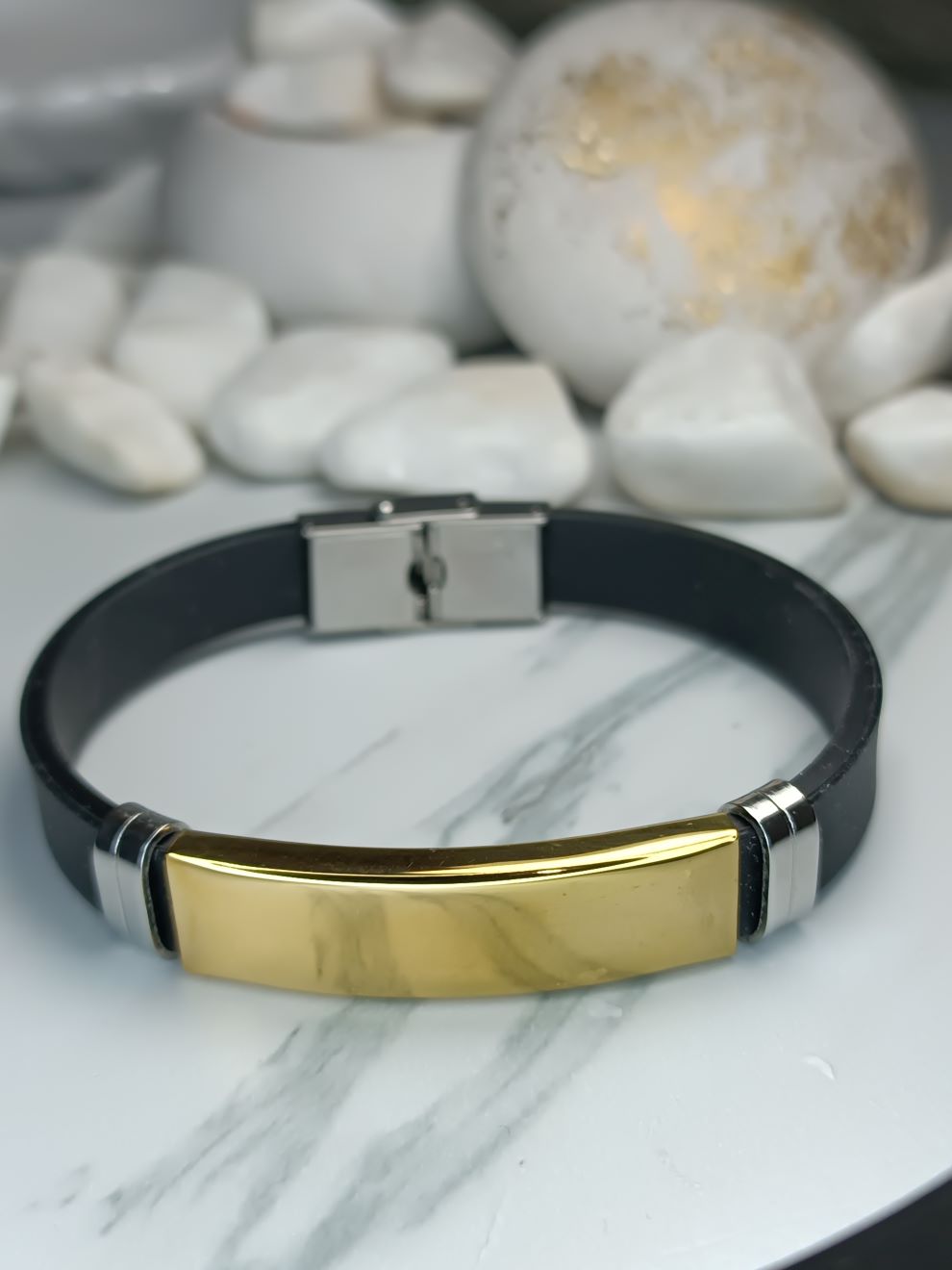 Ανδρικό Βραχιόλι Μαύρο με Λεπτομέρειες από Ατσάλι και Χρυσή Πλάκα (ΚΩΔ:7411)| Μοντέρνο & Κομψό | Kosmimatomania.gr Ανδρικό Βραχιόλι Μαύρο με Λεπτομέρειες από Ατσάλι και Χρυσή Πλάκα (ΚΩΔ:7411)| Μοντέρνο & Κομψό | Kosmimatomania.gr
