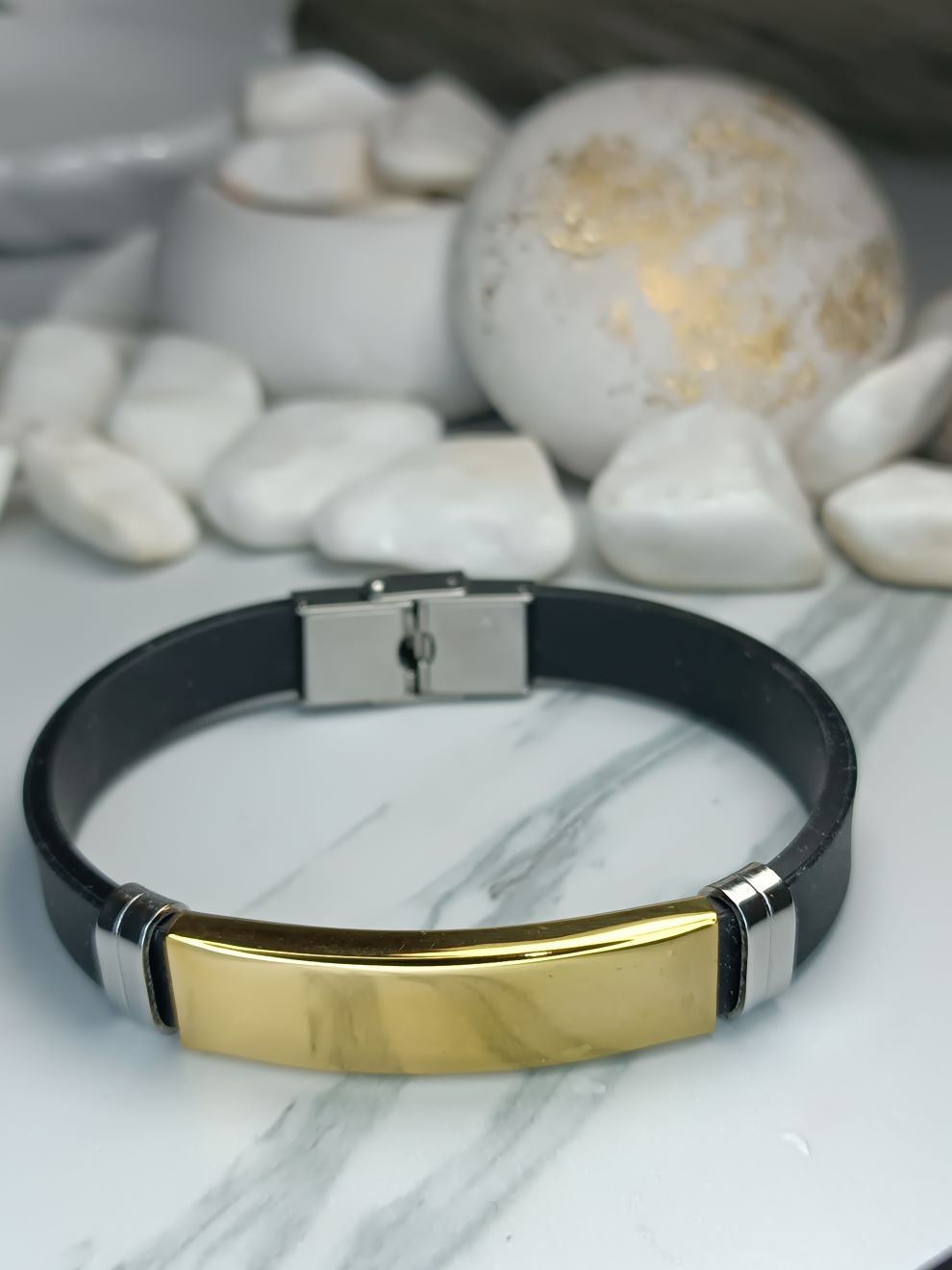 Ανδρικό Βραχιόλι Μαύρο με Λεπτομέρειες από Ατσάλι και Χρυσή Πλάκα (ΚΩΔ:7411)| Μοντέρνο & Κομψό | Kosmimatomania.gr Ανδρικό Βραχιόλι Μαύρο με Λεπτομέρειες από Ατσάλι και Χρυσή Πλάκα (ΚΩΔ:7411)| Μοντέρνο & Κομψό | Kosmimatomania.gr