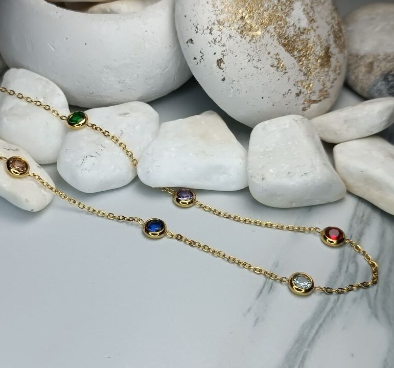 Ατσάλινο Κολιέ με Πολύχρωμους Κρυστάλλους – Κομψό Γυναικείο Κόσμημα σε Χρυσό Χρώμα | Kosmimatomania.gr Ατσάλινο Κολιέ με Πολύχρωμους Κρυστάλλους – Κομψό Γυναικείο Κόσμημα σε Χρυσό Χρώμα | Kosmimatomania.gr