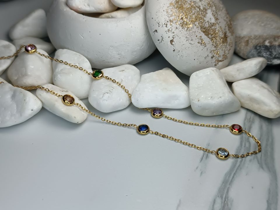 Ατσάλινο Κολιέ με Πολύχρωμους Κρυστάλλους – Κομψό Γυναικείο Κόσμημα σε Χρυσό Χρώμα | Kosmimatomania.gr Ατσάλινο Κολιέ με Πολύχρωμους Κρυστάλλους – Κομψό Γυναικείο Κόσμημα σε Χρυσό Χρώμα | Kosmimatomania.gr