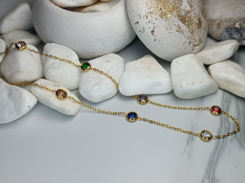 Ατσάλινο Κολιέ με Πολύχρωμους Κρυστάλλους – Κομψό Γυναικείο Κόσμημα σε Χρυσό Χρώμα | Kosmimatomania.gr Ατσάλινο Κολιέ με Πολύχρωμους Κρυστάλλους – Κομψό Γυναικείο Κόσμημα σε Χρυσό Χρώμα | Kosmimatomania.gr