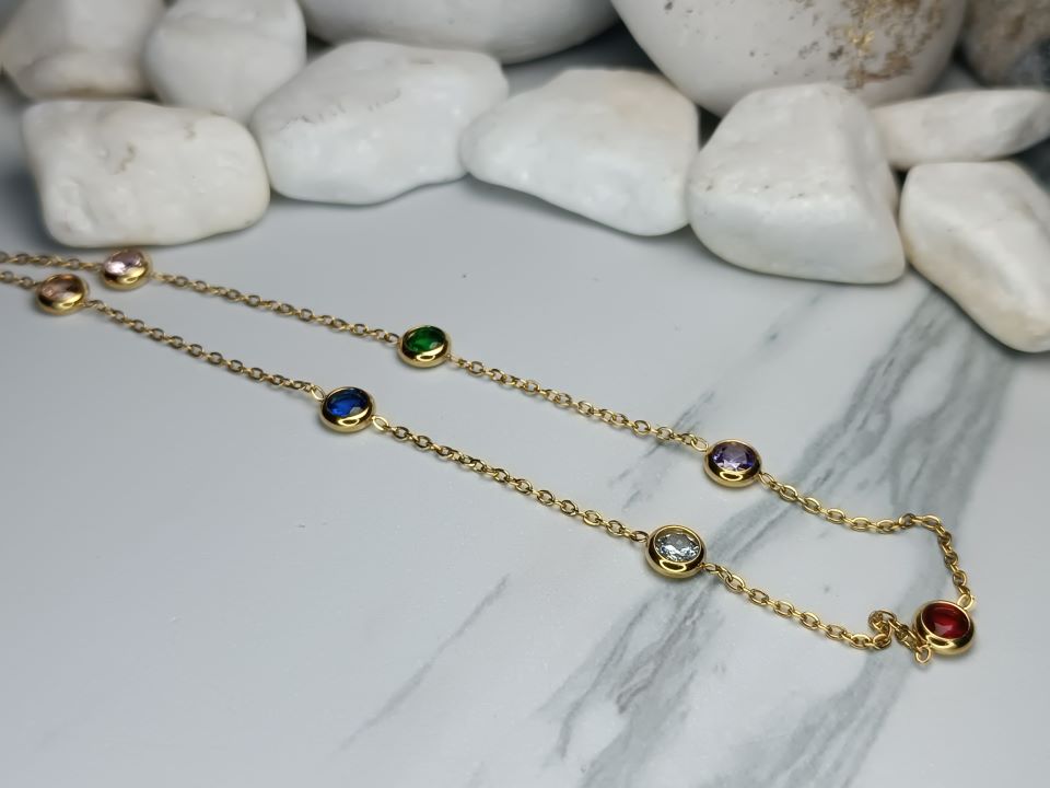 Ατσάλινο Κολιέ με Πολύχρωμους Κρυστάλλους – Κομψό Γυναικείο Κόσμημα σε Χρυσό Χρώμα | Kosmimatomania.gr Ατσάλινο Κολιέ με Πολύχρωμους Κρυστάλλους – Κομψό Γυναικείο Κόσμημα σε Χρυσό Χρώμα | Kosmimatomania.gr