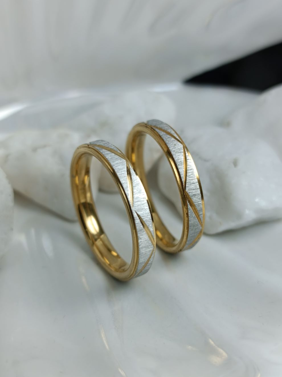 Βέρες Γάμου Ατσάλι με Ασημένιο Σαγρέ & Χρυσό – Μοναδικός Κυματισμός για Γάμο & Αρραβώνα (ΚΩΔ:88822) | Kosmimatomania.gr Βέρες Γάμου Ατσάλι με Ασημένιο Σαγρέ & Χρυσό – Μοναδικός Κυματισμός για Γάμο & Αρραβώνα (ΚΩΔ:88822) | Kosmimatomania.gr