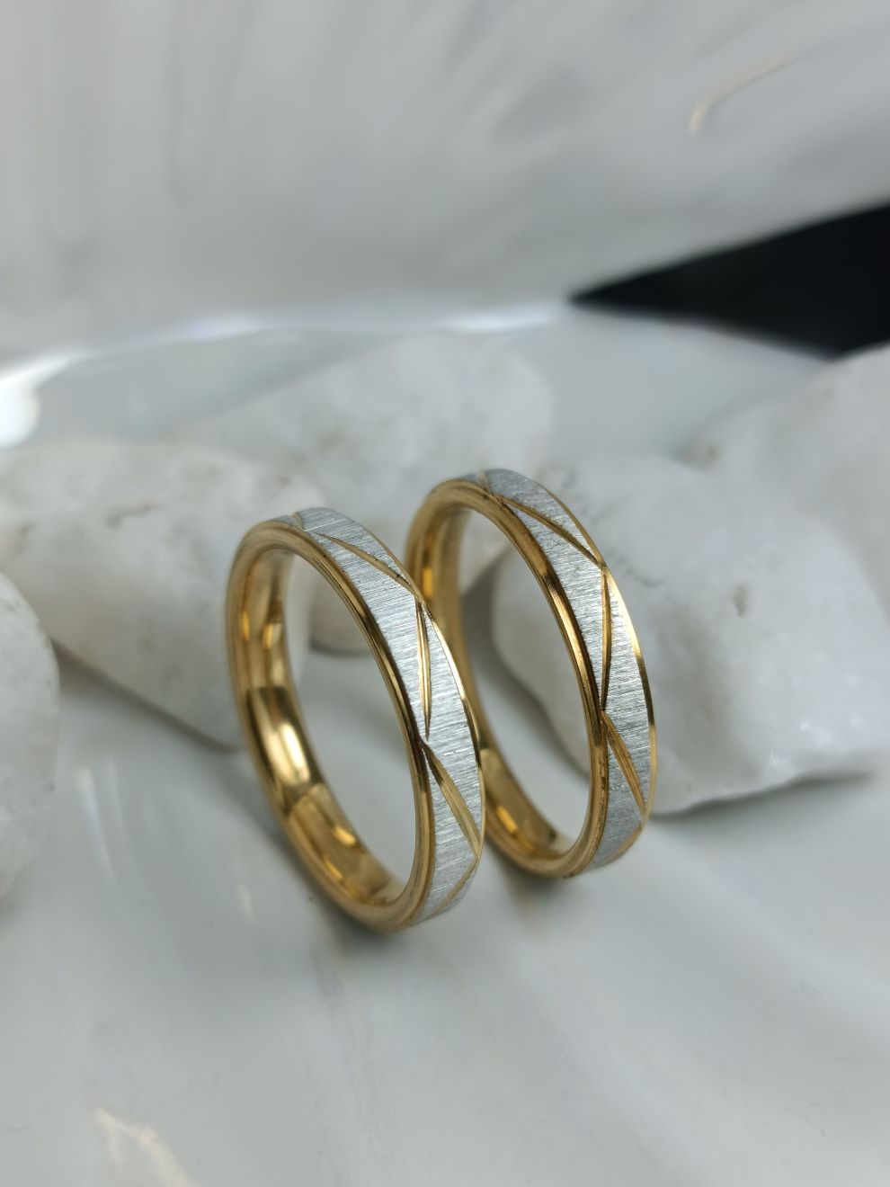 Βέρες Γάμου Ατσάλι με Ασημένιο Σαγρέ & Χρυσό – Μοναδικός Κυματισμός για Γάμο & Αρραβώνα (ΚΩΔ:88822) | Kosmimatomania.gr Βέρες Γάμου Ατσάλι με Ασημένιο Σαγρέ & Χρυσό – Μοναδικός Κυματισμός για Γάμο & Αρραβώνα (ΚΩΔ:88822) | Kosmimatomania.gr