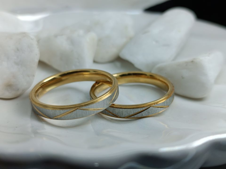 Βέρες Γάμου Ατσάλι με Ασημένιο Σαγρέ & Χρυσό – Μοναδικός Κυματισμός για Γάμο & Αρραβώνα (ΚΩΔ:88822) | Kosmimatomania.gr Βέρες Γάμου Ατσάλι με Ασημένιο Σαγρέ & Χρυσό – Μοναδικός Κυματισμός για Γάμο & Αρραβώνα (ΚΩΔ:88822) | Kosmimatomania.gr