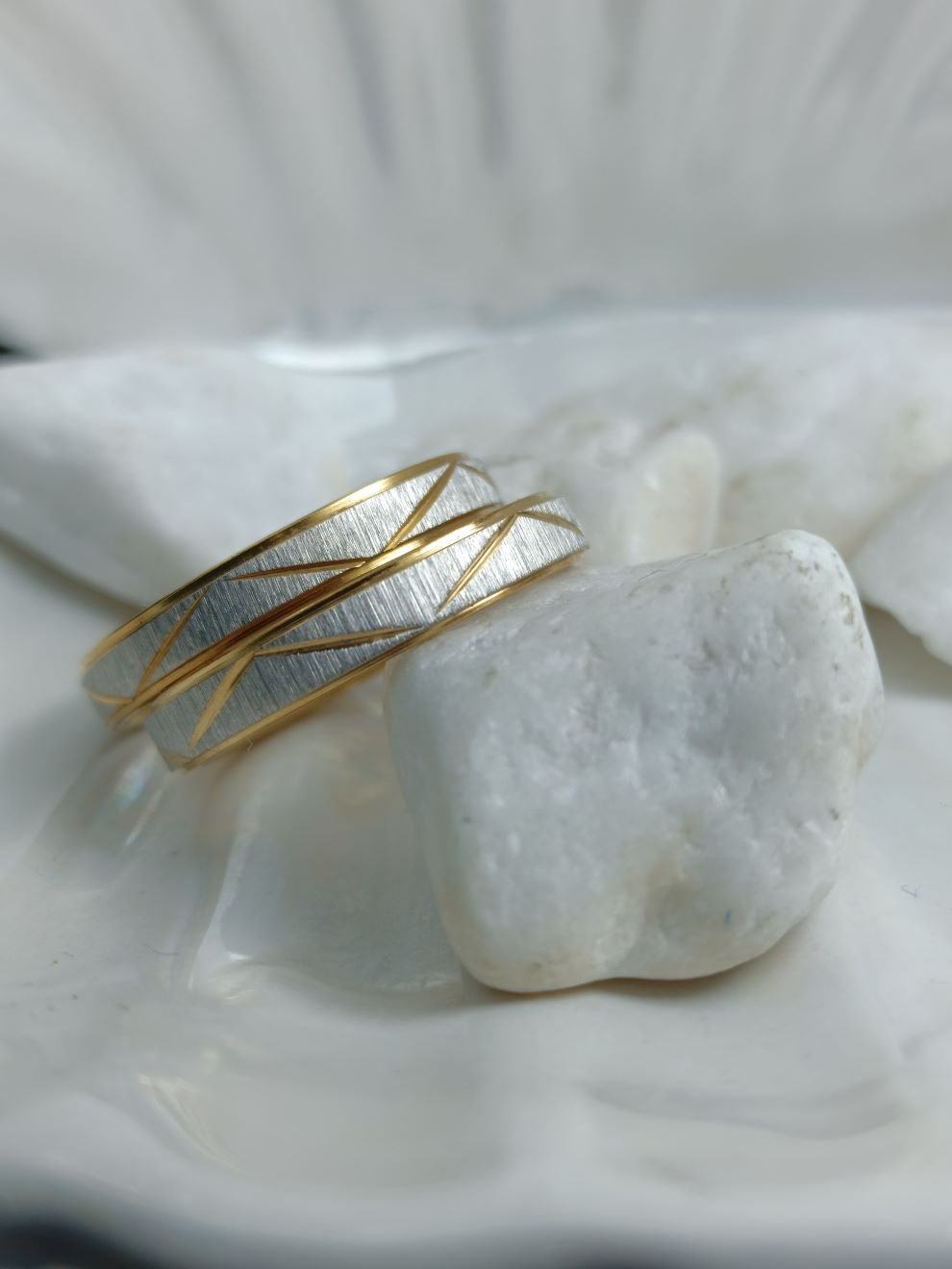 Βέρες Γάμου Ατσάλι με Ασημένιο Σαγρέ & Χρυσό – Μοναδικός Κυματισμός για Γάμο & Αρραβώνα (ΚΩΔ:88822) | Kosmimatomania.gr Βέρες Γάμου Ατσάλι με Ασημένιο Σαγρέ & Χρυσό – Μοναδικός Κυματισμός για Γάμο & Αρραβώνα (ΚΩΔ:88822) | Kosmimatomania.gr