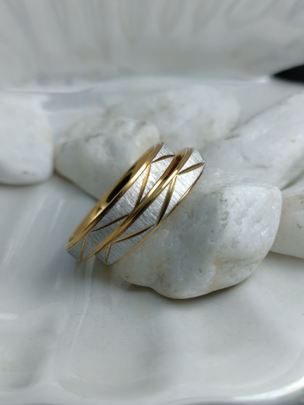 Βέρες Γάμου Ατσάλι με Ασημένιο Σαγρέ & Χρυσό – Μοναδικός Κυματισμός για Γάμο & Αρραβώνα (ΚΩΔ:88822) | Kosmimatomania.gr Βέρες Γάμου Ατσάλι με Ασημένιο Σαγρέ & Χρυσό – Μοναδικός Κυματισμός για Γάμο & Αρραβώνα (ΚΩΔ:88822) | Kosmimatomania.gr