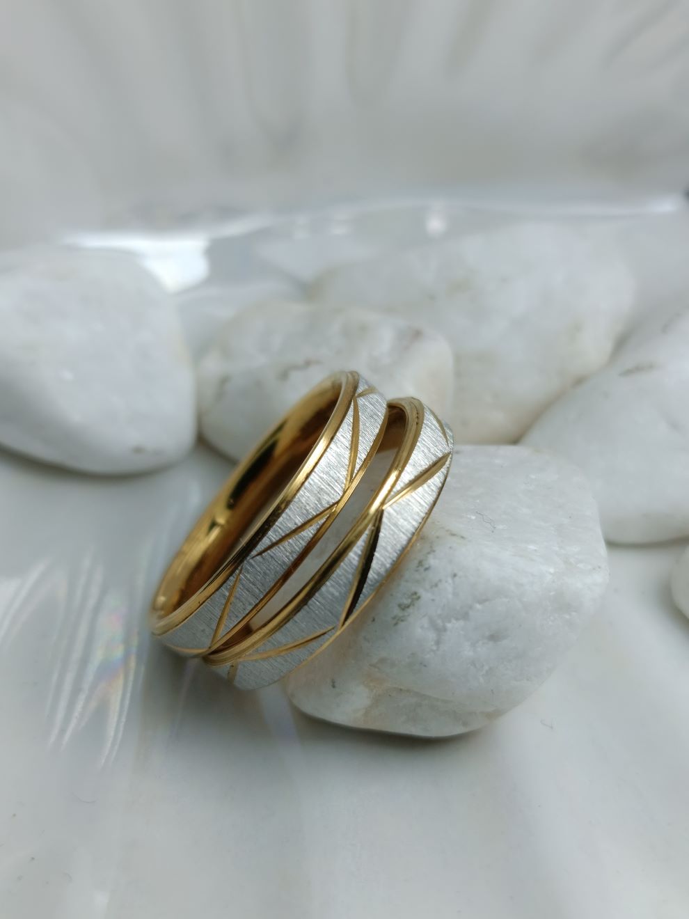 Βέρες Γάμου Ατσάλι με Ασημένιο Σαγρέ & Χρυσό – Μοναδικός Κυματισμός για Γάμο & Αρραβώνα (ΚΩΔ:88822) | Kosmimatomania.gr Βέρες Γάμου Ατσάλι με Ασημένιο Σαγρέ & Χρυσό – Μοναδικός Κυματισμός για Γάμο & Αρραβώνα (ΚΩΔ:88822) | Kosmimatomania.gr