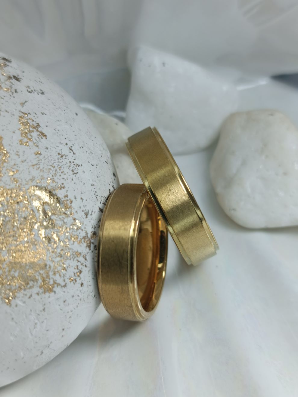 Βέρες από Ανοξείδωτο Ατσάλι – Χρυσές με Ματ Φινίρισμα & Γυαλιστερές Άκρες (ΚΩΔ:55733) | Kosmimatomania.gr Βέρες από Ανοξείδωτο Ατσάλι – Χρυσές με Ματ Φινίρισμα & Γυαλιστερές Άκρες (ΚΩΔ:55733) | Kosmimatomania.gr