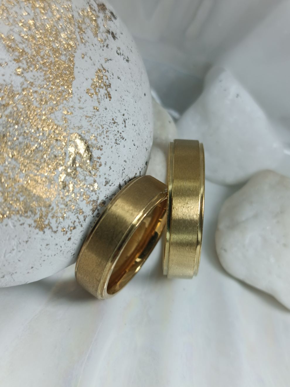 Βέρες από Ανοξείδωτο Ατσάλι – Χρυσές με Ματ Φινίρισμα & Γυαλιστερές Άκρες (ΚΩΔ:55733) | Kosmimatomania.gr Βέρες από Ανοξείδωτο Ατσάλι – Χρυσές με Ματ Φινίρισμα & Γυαλιστερές Άκρες (ΚΩΔ:55733) | Kosmimatomania.gr