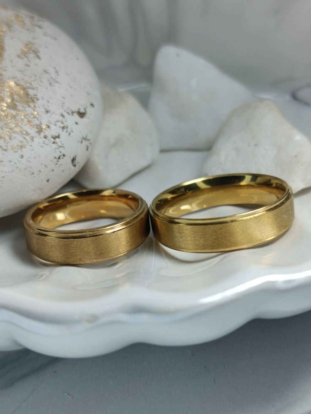 Βέρες από Ανοξείδωτο Ατσάλι – Χρυσές με Ματ Φινίρισμα & Γυαλιστερές Άκρες (ΚΩΔ:55733) | Kosmimatomania.gr Βέρες από Ανοξείδωτο Ατσάλι – Χρυσές με Ματ Φινίρισμα & Γυαλιστερές Άκρες (ΚΩΔ:55733) | Kosmimatomania.gr