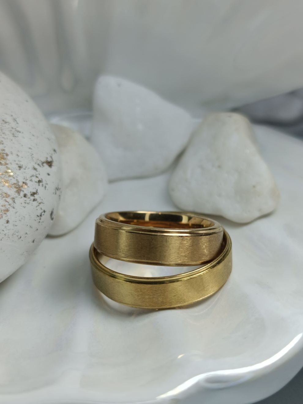 Βέρες από Ανοξείδωτο Ατσάλι – Χρυσές με Ματ Φινίρισμα & Γυαλιστερές Άκρες (ΚΩΔ:55733) | Kosmimatomania.gr Βέρες από Ανοξείδωτο Ατσάλι – Χρυσές με Ματ Φινίρισμα & Γυαλιστερές Άκρες (ΚΩΔ:55733) | Kosmimatomania.gr