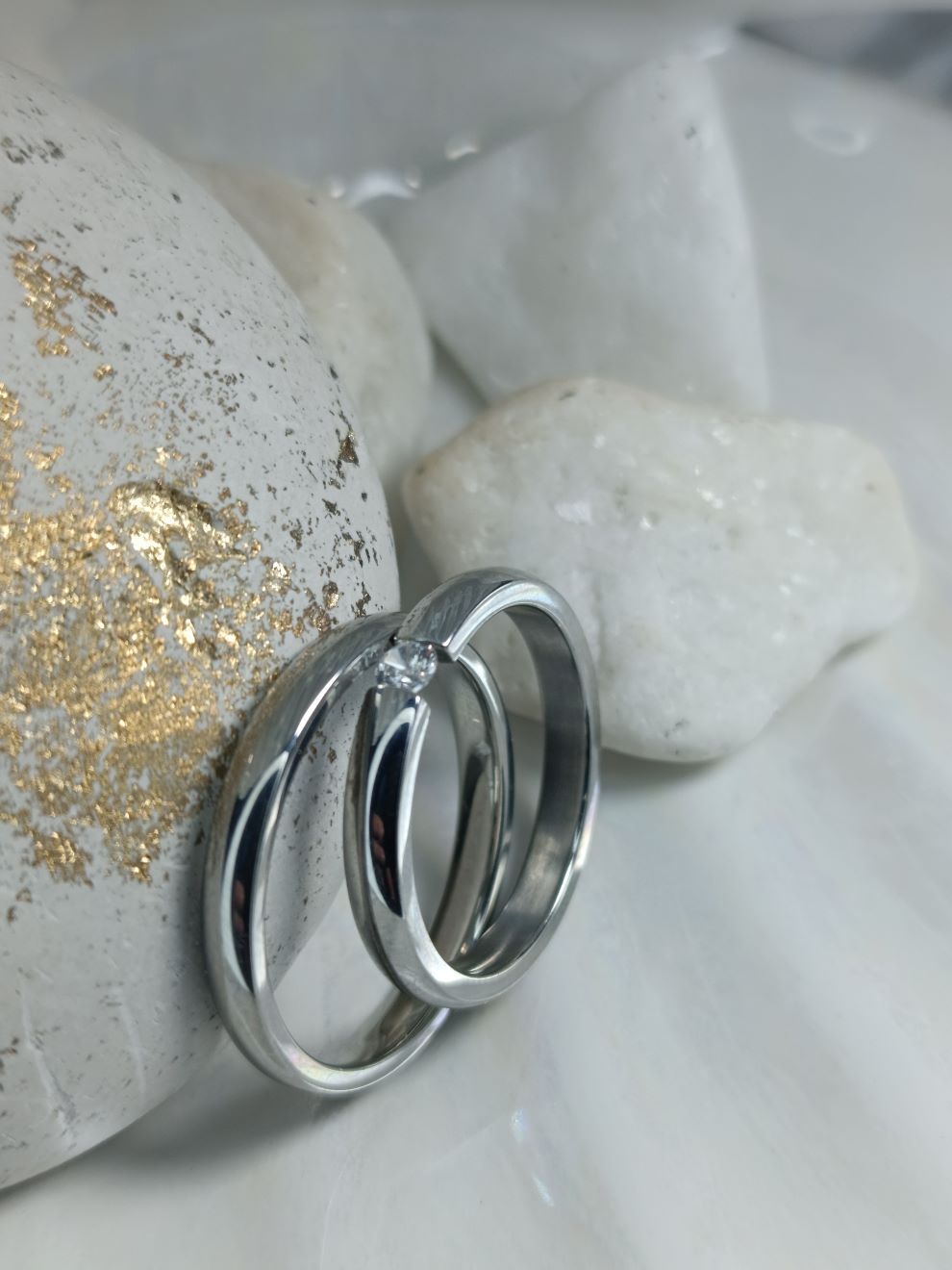 Βέρες από Ατσάλι με Κρύσταλλο – Κομψό Σετ Γάμου & Αρραβώνα (ΚΩΔ:22991)| Kosmimatomania.gr Βέρες από Ατσάλι με Κρύσταλλο – Κομψό Σετ Γάμου & Αρραβώνα (ΚΩΔ:22991)| Kosmimatomania.gr