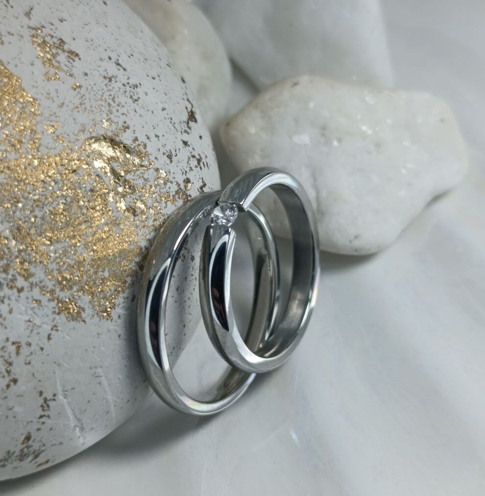 Βέρες από Ατσάλι με Κρύσταλλο – Κομψό Σετ Γάμου & Αρραβώνα (ΚΩΔ:22991)| Kosmimatomania.gr Βέρες από Ατσάλι με Κρύσταλλο – Κομψό Σετ Γάμου & Αρραβώνα (ΚΩΔ:22991)| Kosmimatomania.gr