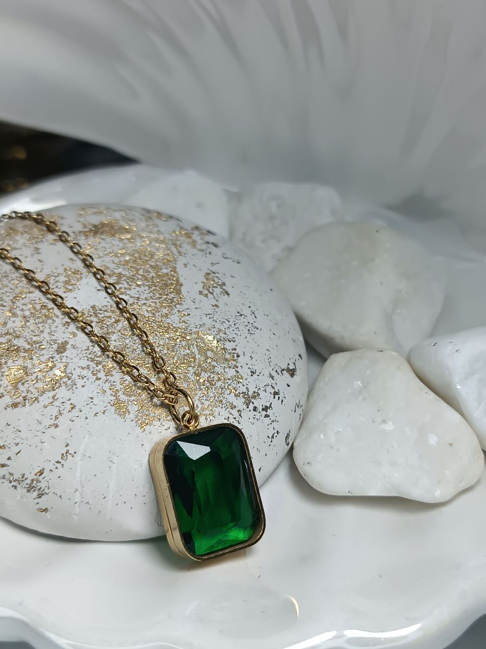 Κολιέ από Ανοξείδωτο Ατσάλι με Πράσινη Πέτρα – Σμαραγδί Λάμψη & Κομψότητα | Kosmimatomania.gr Κολιέ από Ανοξείδωτο Ατσάλι με Πράσινη Πέτρα – Σμαραγδί Λάμψη & Κομψότητα | Kosmimatomania.gr