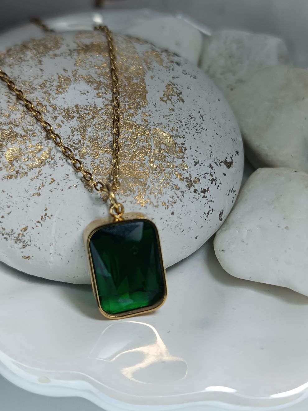 Κολιέ από Ανοξείδωτο Ατσάλι με Πράσινη Πέτρα – Σμαραγδί Λάμψη & Κομψότητα | Kosmimatomania.gr Κολιέ από Ανοξείδωτο Ατσάλι με Πράσινη Πέτρα – Σμαραγδί Λάμψη & Κομψότητα | Kosmimatomania.gr