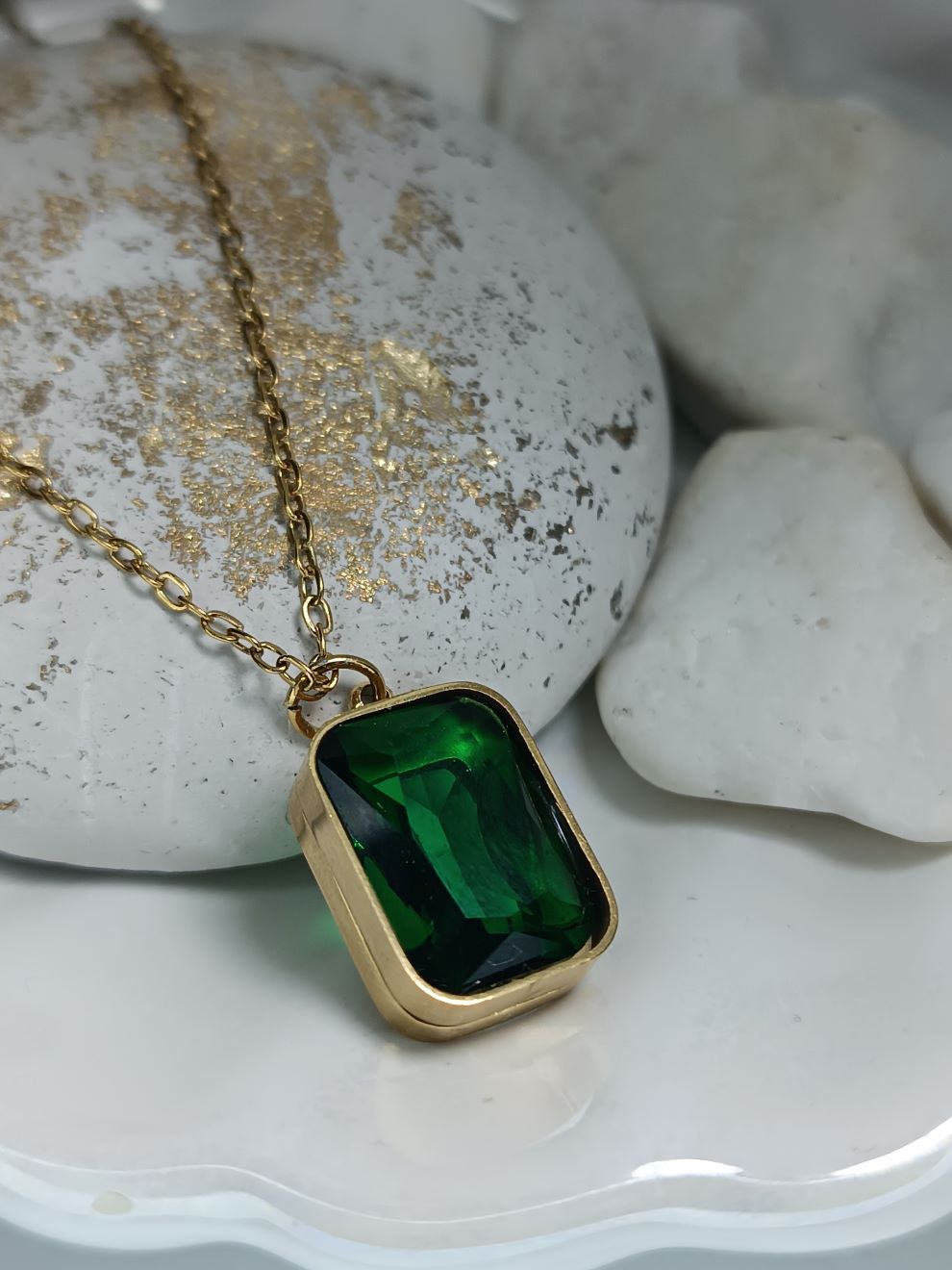 Κολιέ από Ανοξείδωτο Ατσάλι με Πράσινη Πέτρα – Σμαραγδί Λάμψη & Κομψότητα | Kosmimatomania.gr Κολιέ από Ανοξείδωτο Ατσάλι με Πράσινη Πέτρα – Σμαραγδί Λάμψη & Κομψότητα | Kosmimatomania.gr