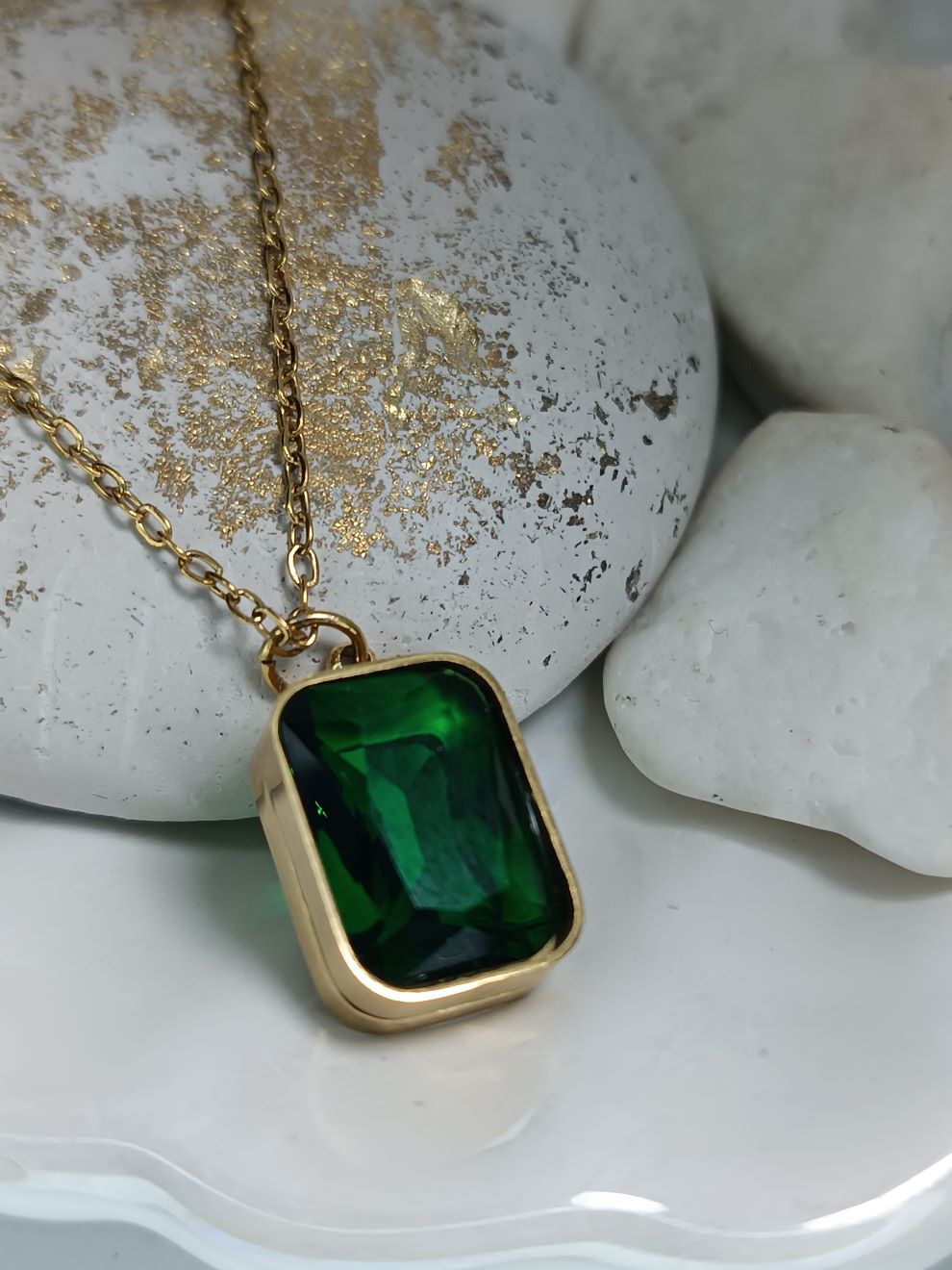 Κολιέ από Ανοξείδωτο Ατσάλι με Πράσινη Πέτρα – Σμαραγδί Λάμψη & Κομψότητα | Kosmimatomania.gr Κολιέ από Ανοξείδωτο Ατσάλι με Πράσινη Πέτρα – Σμαραγδί Λάμψη & Κομψότητα | Kosmimatomania.gr