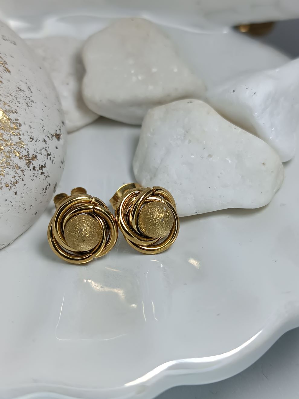 Σκουλαρίκια Ατσάλι Χρυσό με Μπίλια (ΚΩΔ:56891)– Λάμψη & Χρυσόσκονη | Kosmimatomania.gr Σκουλαρίκια Ατσάλι Χρυσό με Μπίλια (ΚΩΔ:56891)– Λάμψη & Χρυσόσκονη | Kosmimatomania.gr