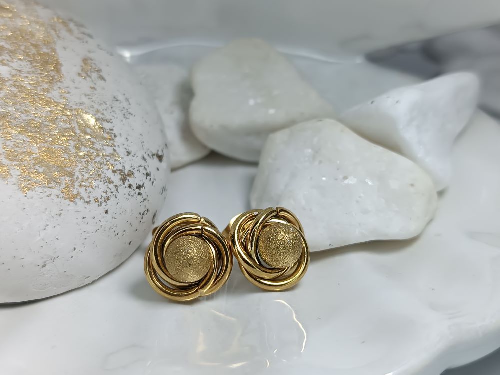 Σκουλαρίκια Ατσάλι Χρυσό με Μπίλια (ΚΩΔ:56891)– Λάμψη & Χρυσόσκονη | Kosmimatomania.gr Σκουλαρίκια Ατσάλι Χρυσό με Μπίλια (ΚΩΔ:56891)– Λάμψη & Χρυσόσκονη | Kosmimatomania.gr