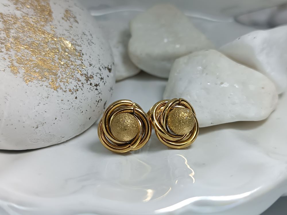 Σκουλαρίκια Ατσάλι Χρυσό με Μπίλια (ΚΩΔ:56891)– Λάμψη & Χρυσόσκονη | Kosmimatomania.gr Σκουλαρίκια Ατσάλι Χρυσό με Μπίλια (ΚΩΔ:56891)– Λάμψη & Χρυσόσκονη | Kosmimatomania.gr