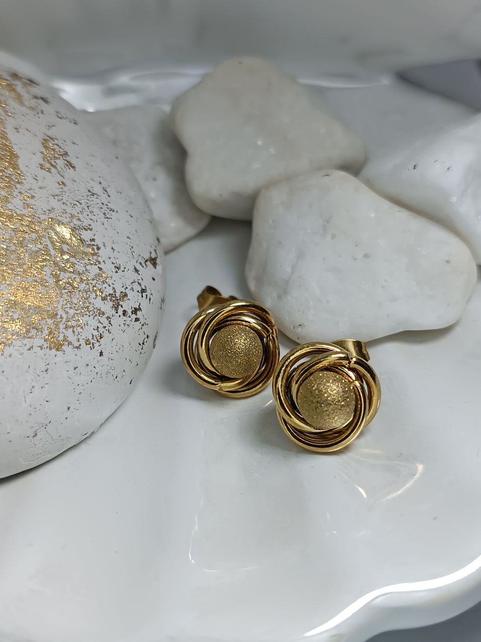 Σκουλαρίκια Ατσάλι Χρυσό με Μπίλια (ΚΩΔ:56891)– Λάμψη & Χρυσόσκονη | Kosmimatomania.gr Σκουλαρίκια Ατσάλι Χρυσό με Μπίλια (ΚΩΔ:56891)– Λάμψη & Χρυσόσκονη | Kosmimatomania.gr