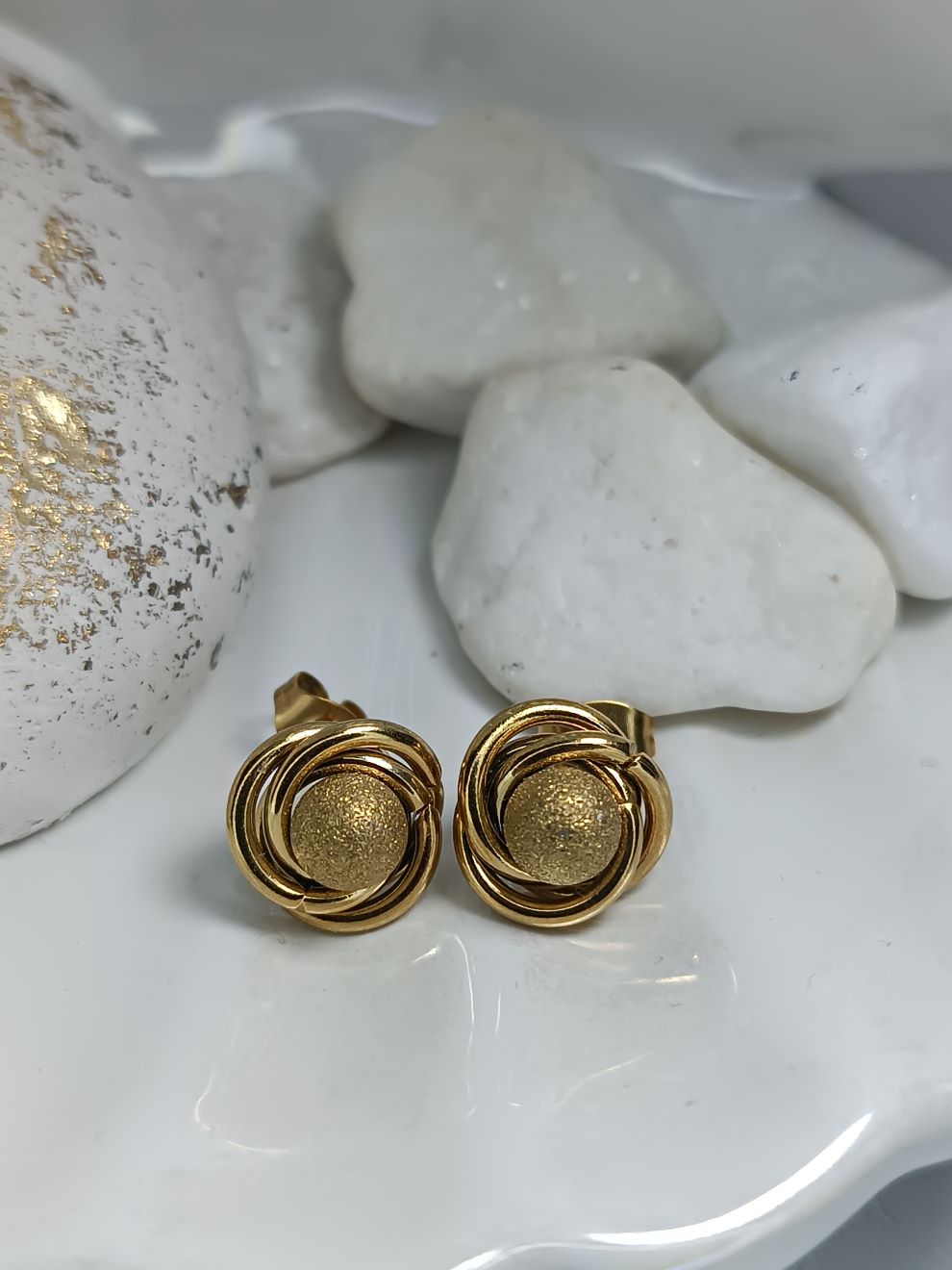 Σκουλαρίκια Ατσάλι Χρυσό με Μπίλια (ΚΩΔ:56891)– Λάμψη & Χρυσόσκονη | Kosmimatomania.gr Σκουλαρίκια Ατσάλι Χρυσό με Μπίλια (ΚΩΔ:56891)– Λάμψη & Χρυσόσκονη | Kosmimatomania.gr