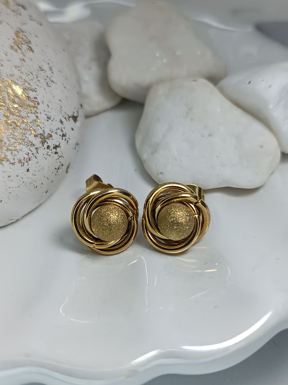 Σκουλαρίκια Ατσάλι Χρυσό με Μπίλια (ΚΩΔ:56891)– Λάμψη & Χρυσόσκονη | Kosmimatomania.gr Σκουλαρίκια Ατσάλι Χρυσό με Μπίλια (ΚΩΔ:56891)– Λάμψη & Χρυσόσκονη | Kosmimatomania.gr