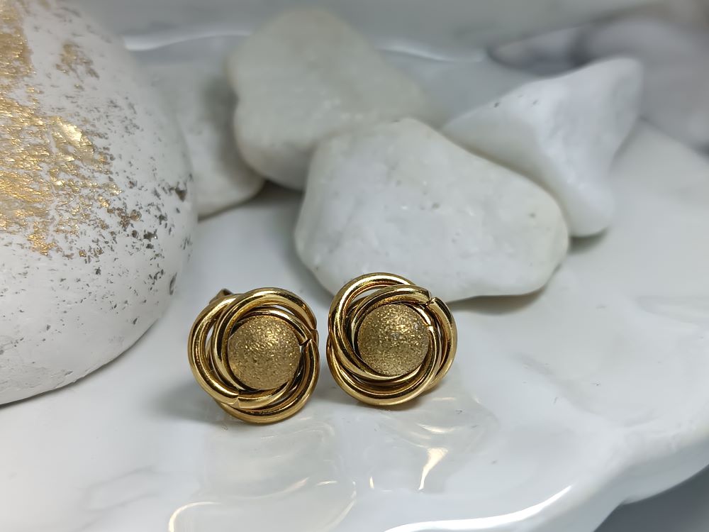 Σκουλαρίκια Ατσάλι Χρυσό με Μπίλια (ΚΩΔ:56891)– Λάμψη & Χρυσόσκονη | Kosmimatomania.gr Σκουλαρίκια Ατσάλι Χρυσό με Μπίλια (ΚΩΔ:56891)– Λάμψη & Χρυσόσκονη | Kosmimatomania.gr