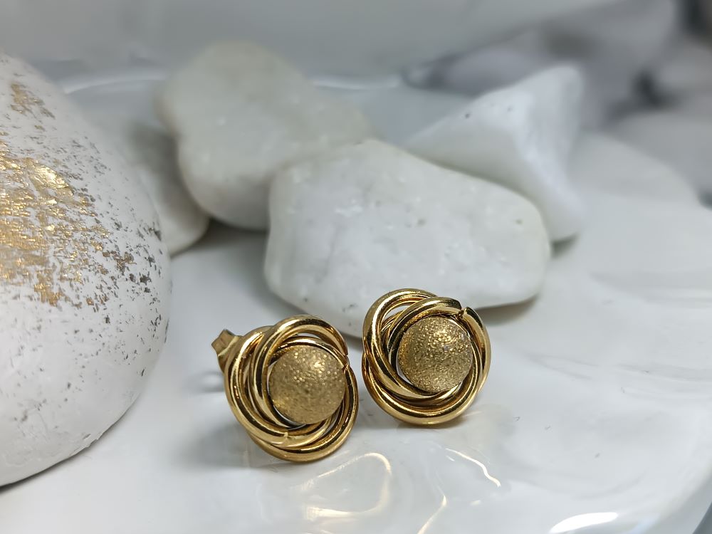 Σκουλαρίκια Ατσάλι Χρυσό με Μπίλια (ΚΩΔ:56891)– Λάμψη & Χρυσόσκονη | Kosmimatomania.gr Σκουλαρίκια Ατσάλι Χρυσό με Μπίλια (ΚΩΔ:56891)– Λάμψη & Χρυσόσκονη | Kosmimatomania.gr