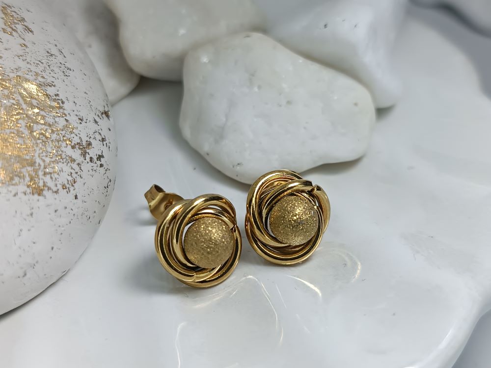 Σκουλαρίκια Ατσάλι Χρυσό με Μπίλια (ΚΩΔ:56891)– Λάμψη & Χρυσόσκονη | Kosmimatomania.gr Σκουλαρίκια Ατσάλι Χρυσό με Μπίλια (ΚΩΔ:56891)– Λάμψη & Χρυσόσκονη | Kosmimatomania.gr