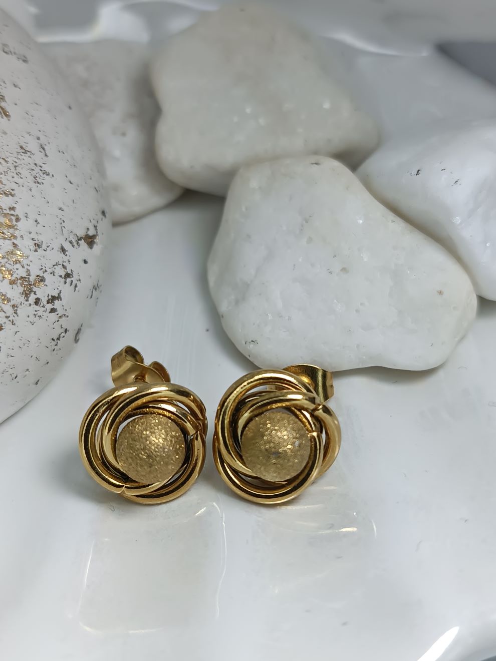 Σκουλαρίκια Ατσάλι Χρυσό με Μπίλια (ΚΩΔ:56891)– Λάμψη & Χρυσόσκονη | Kosmimatomania.gr Σκουλαρίκια Ατσάλι Χρυσό με Μπίλια (ΚΩΔ:56891)– Λάμψη & Χρυσόσκονη | Kosmimatomania.gr