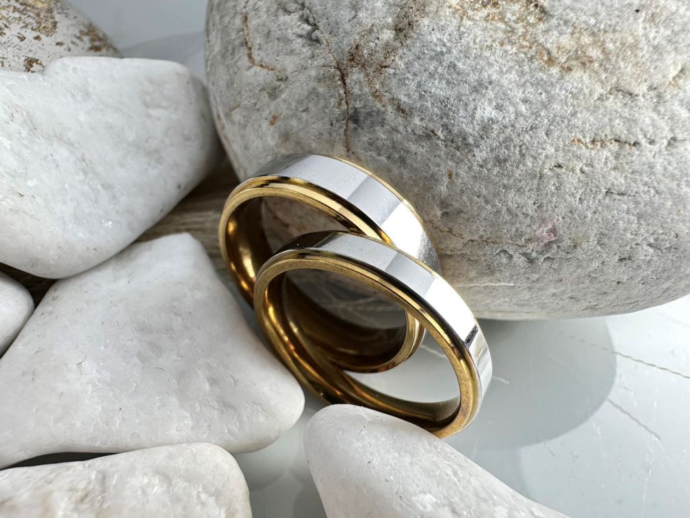 Βέρες Ασήμι Καθρέφτης με Χρυσές Άκρες από Ατσάλι (ΚΩΔ:00742) | Πολυτέλεια & Ανθεκτικότητα | Kosmimatomania.gr Βέρες Ασήμι Καθρέφτης με Χρυσές Άκρες από Ατσάλι (ΚΩΔ:00742) | Πολυτέλεια & Ανθεκτικότητα | Kosmimatomania.gr