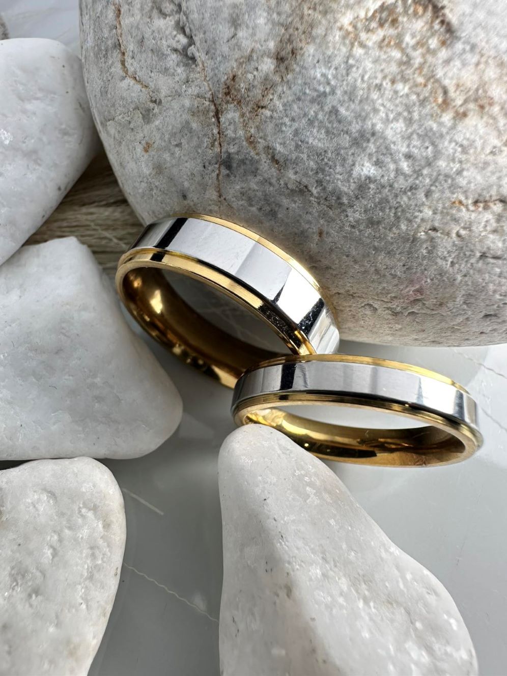 Βέρες Ασήμι Καθρέφτης με Χρυσές Άκρες από Ατσάλι (ΚΩΔ:00742) | Πολυτέλεια & Ανθεκτικότητα | Kosmimatomania.gr Βέρες Ασήμι Καθρέφτης με Χρυσές Άκρες από Ατσάλι (ΚΩΔ:00742) | Πολυτέλεια & Ανθεκτικότητα | Kosmimatomania.gr