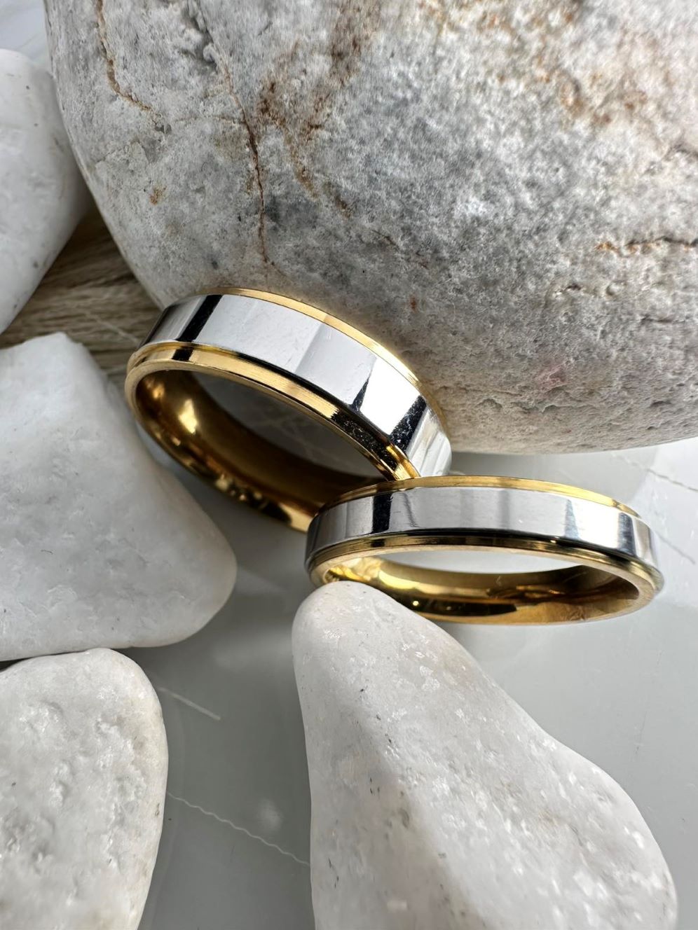 Βέρες Ασήμι Καθρέφτης με Χρυσές Άκρες από Ατσάλι (ΚΩΔ:00742) | Πολυτέλεια & Ανθεκτικότητα | Kosmimatomania.gr Βέρες Ασήμι Καθρέφτης με Χρυσές Άκρες από Ατσάλι (ΚΩΔ:00742) | Πολυτέλεια & Ανθεκτικότητα | Kosmimatomania.gr